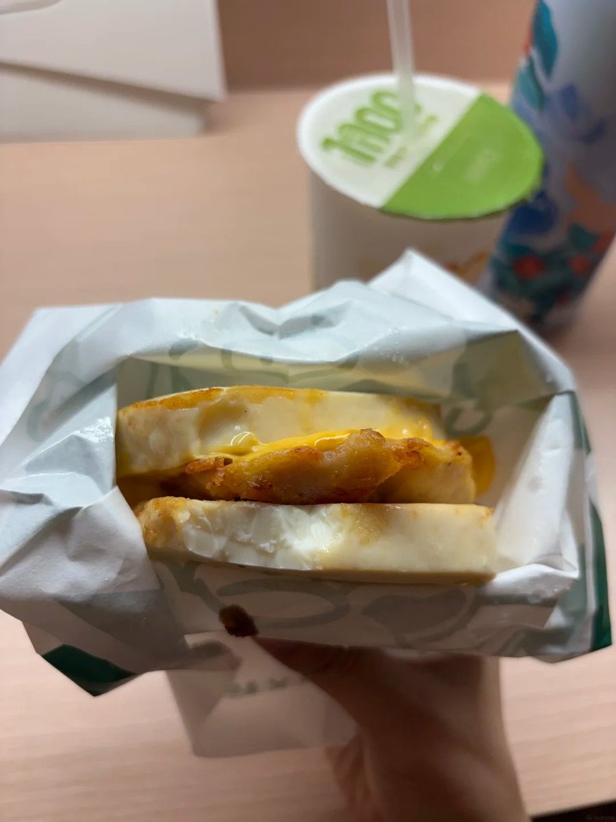 Beththbbxx's tweet photo. The chicken breast burger tasted alright. https://t.co/MsrypneZNk