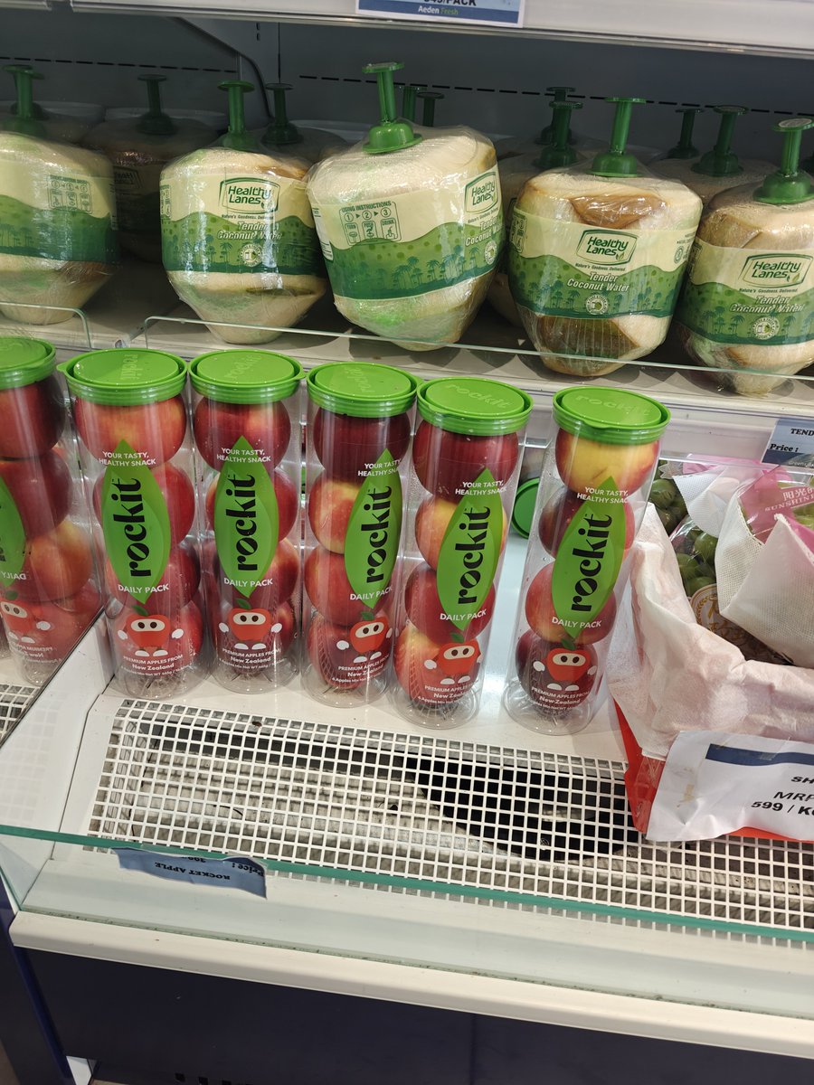 bbright_AiYibo's tweet photo. Random grocery shopping and look what I found!!!
#rockit
#wangyibo https://t.co/rkca2qc8Bw
