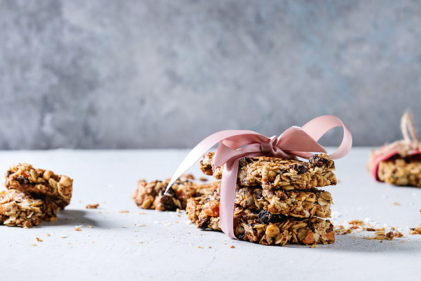 Selviablqs's tweet photo. Spent 10 mins in the office kitchen searching for my "lost lunch" only to realize I’d left it on the bus seat yesterday. Colleague just slid me an extra granola bar—office MVP right here. https://t.co/V7BQY29kPN
