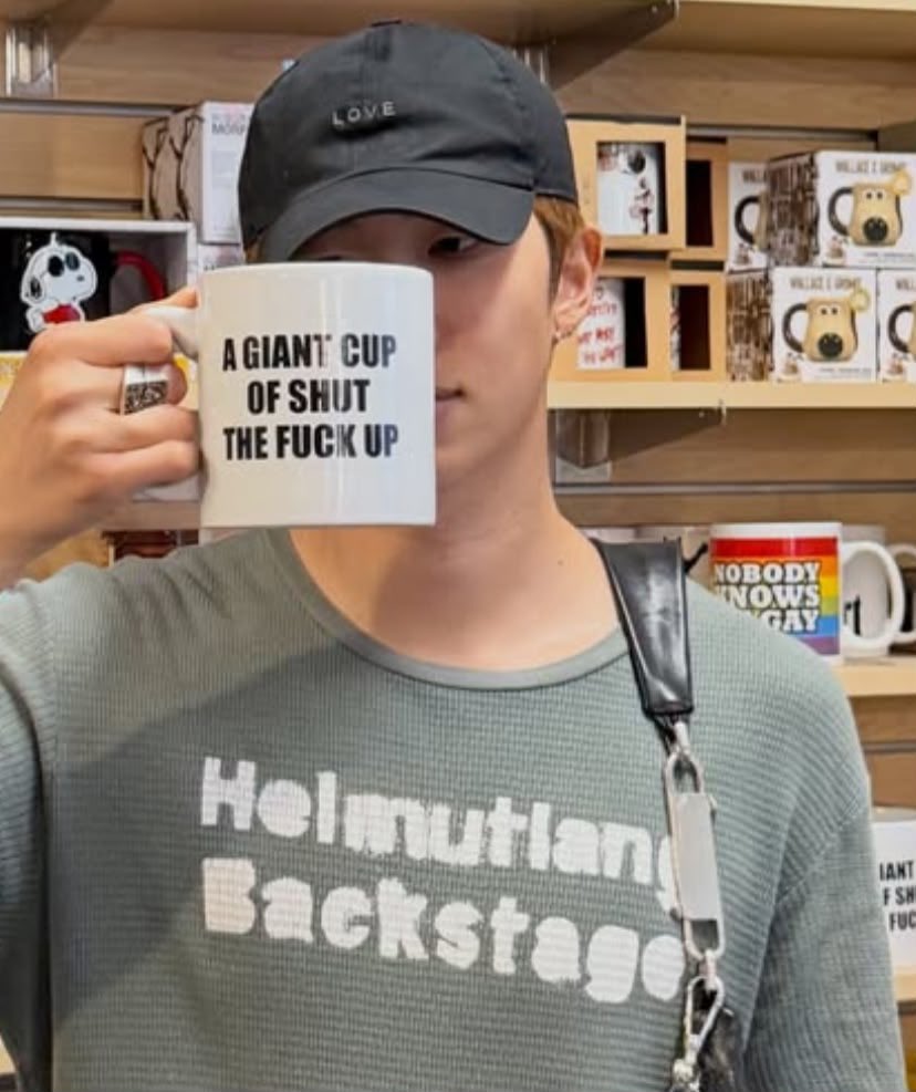 thvecs's tweet photo. a caneca atrás do namjoon escrita “ninguém sabe que eu sou gay” é muitos detalhes que me curam https://t.co/LQzw4jJVdY
