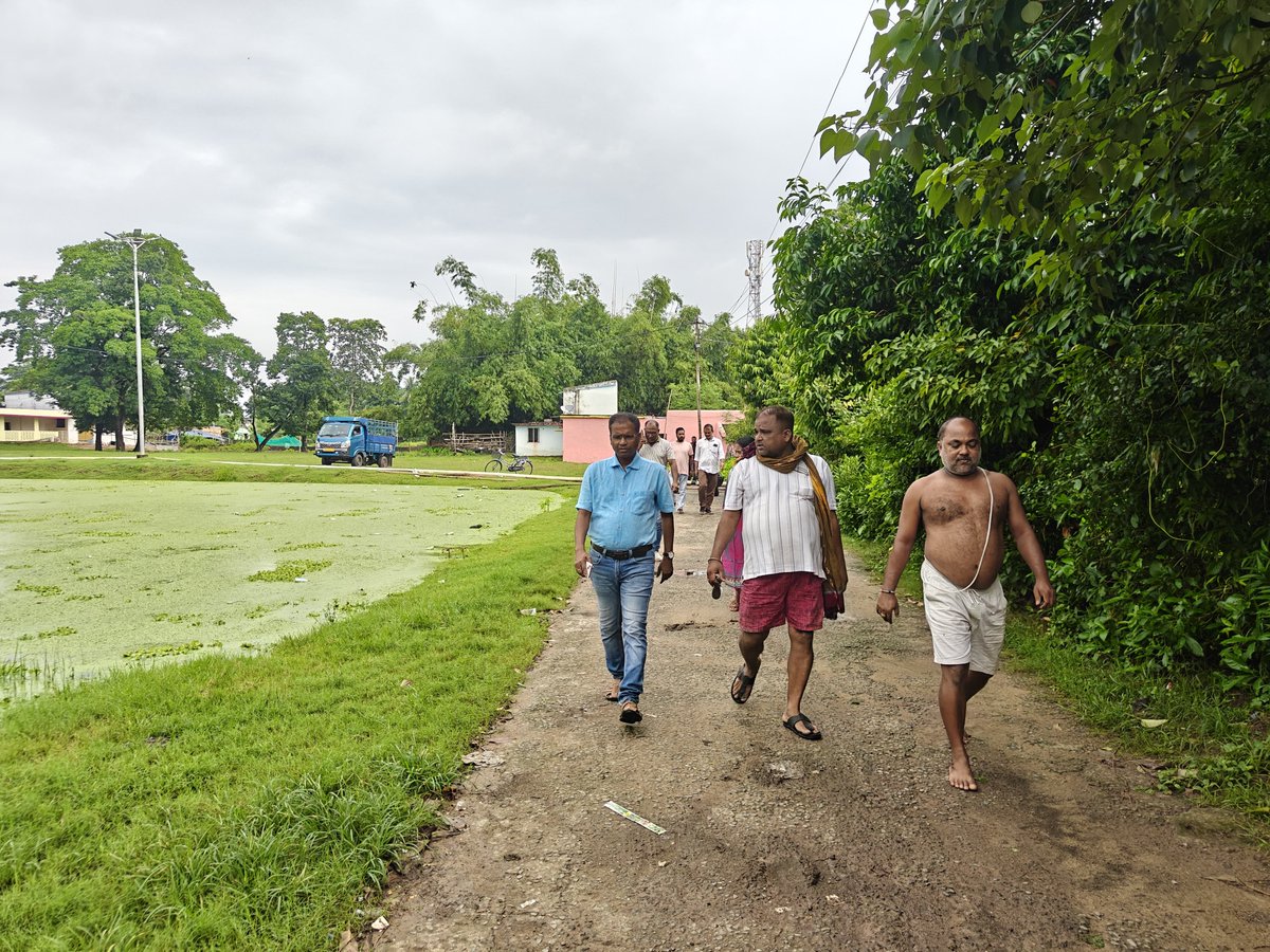 bmcbbsr's tweet photo. BMC Additional Commissioner and Zonal Deputy Commissioner visited the waterlogging-affected Haridaspur area, interacted with villagers, and reviewed the ongoing dewatering operations. Necessary measures are being taken to mitigate waterlogging and provide relief to affected residents.

#TeamBMC #Bhubaneswar #MonsoonResponse #Waterlogging #Dewatering