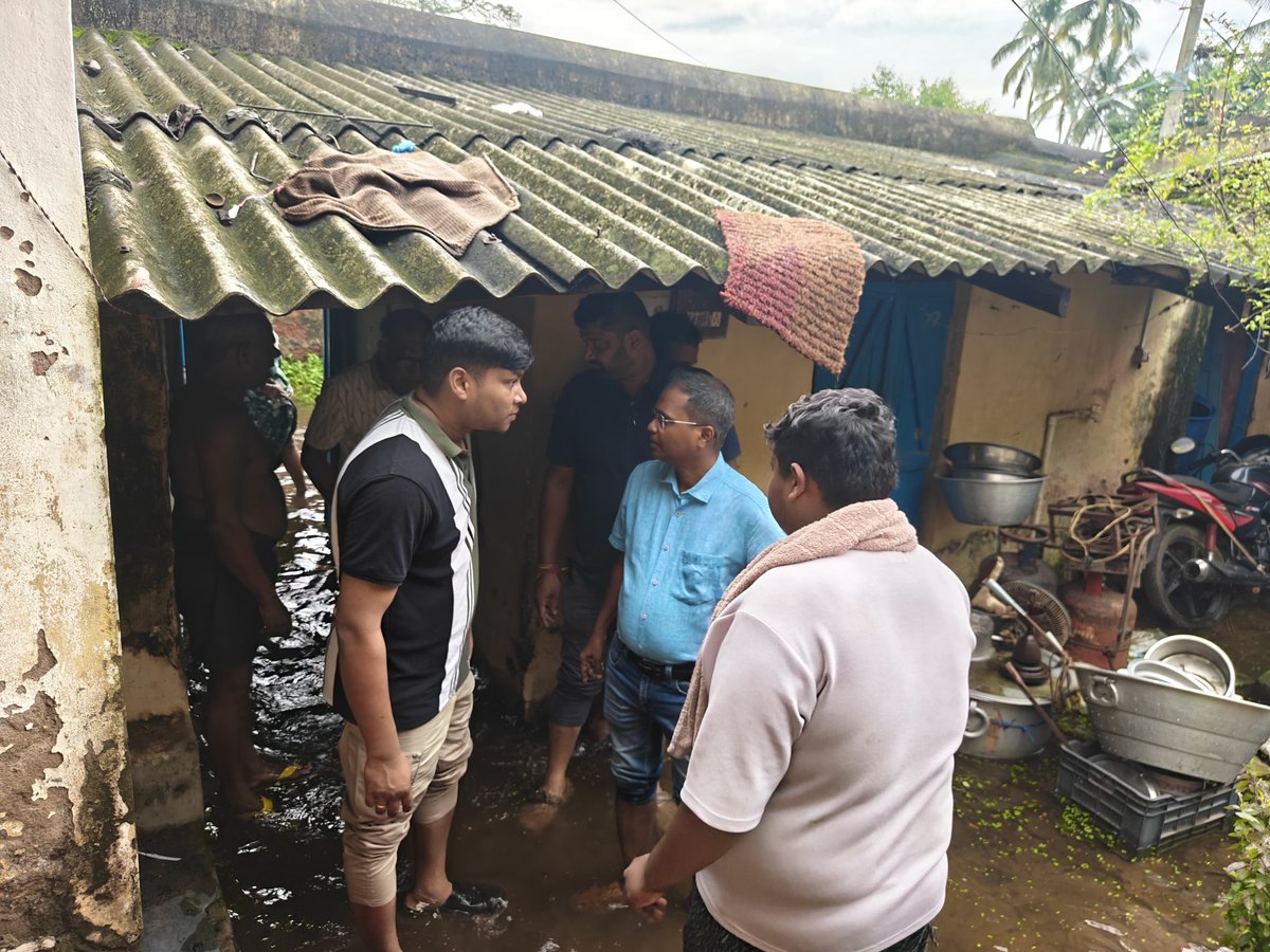bmcbbsr's tweet photo. BMC Additional Commissioner and Zonal Deputy Commissioner visited the waterlogging-affected Haridaspur area, interacted with villagers, and reviewed the ongoing dewatering operations. Necessary measures are being taken to mitigate waterlogging and provide relief to affected residents.

#TeamBMC #Bhubaneswar #MonsoonResponse #Waterlogging #Dewatering