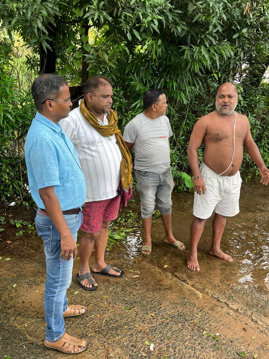 bmcbbsr's tweet photo. BMC Additional Commissioner and Zonal Deputy Commissioner visited the waterlogging-affected Haridaspur area, interacted with villagers, and reviewed the ongoing dewatering operations. Necessary measures are being taken to mitigate waterlogging and provide relief to affected residents.

#TeamBMC #Bhubaneswar #MonsoonResponse #Waterlogging #Dewatering