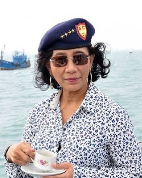 zhil_arf's tweet photo. Prabowo adalah presiden yang paling, paling luar biasa buruk di sejarah Indonesia dalam hal mencari dan menilai orang (padahal ini tugas UTAMA pemimpin). 

Red flag nya sejak tahun 2019 ketika Jokowi ngasih jatah 2 kursi menteri.

Kursi 1 diembat sendiri.

Kursi 2 dikasih ke mantan literal preman bandit dan belagu bernama Edhy Prabowo. 

Edhy Prabowo saat itu menjadi pengganti Susi Pudjiastuti. 

Pada suatu hari ketika Prabowo masih tentara, ia butuh preman tukang pukul. Diambilah orang tukang pukul random bernama Edhy Prabowo. Ia kemudian melakukan korupsi setelah jadi menteri dan ditangkap.