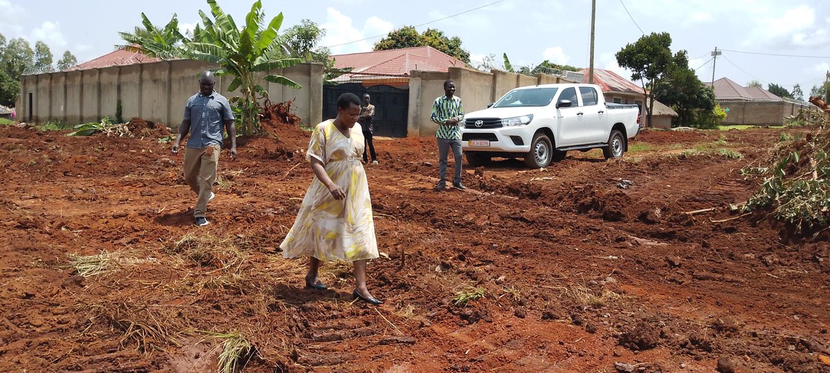LarooPece's tweet photo. Yesterday, Laroo-Pece Division Mayor Her Worship @GifterAber visited Pawel Ward, where we are opening new roads and she was happy to see the work going on well. 

She appreciated the community for the cooperation and willingness making our job much easier.

#LarooPeceAtWork https://t.co/xGnofrgfz6