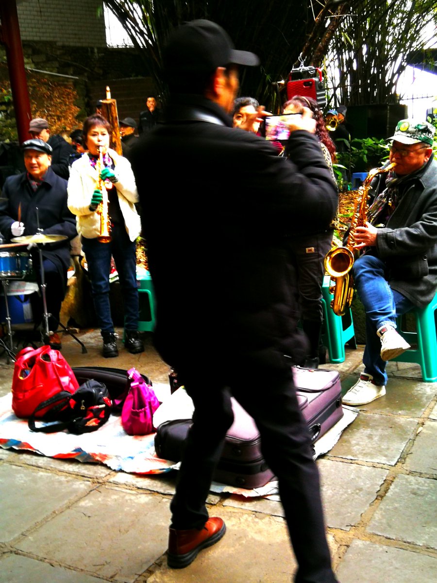 izzypop83's tweet photo. Bumped into a group of street musicians turning a quiet alley into the coolest jam session on a lazy Saturday. ， https://t.co/C8SiBsqxQH