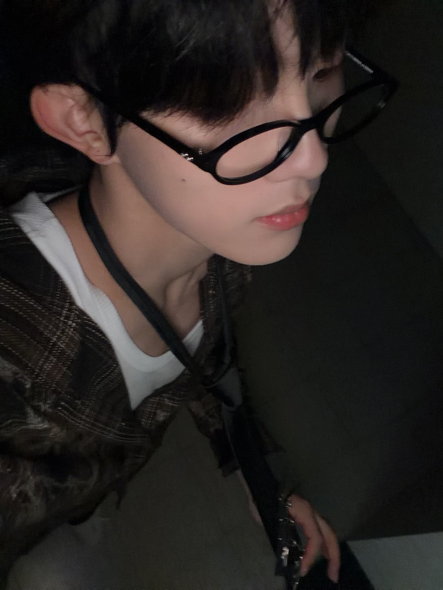 jinj39947's tweet photo. 苏新皓给自己拍氛围感皂片堪比拍私房照 透露着一股骚味儿 https://t.co/DULKkcpkyp