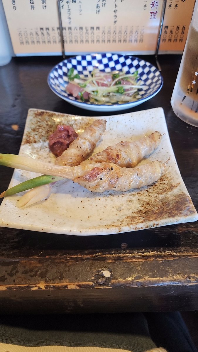 aquabluessss's tweet photo. 呑んだくれたけど
暑すぎて避難するー

さっき全くツマミを食べなかったので
のんびり食事がてら呑むわ～
っていうかここの店、いつも何頼んでも旨すぎるのよねぇ💜
持ち帰りも頼んで家でも呑むわwww
谷中生姜の肉巻き焼き＋梅肉とかヤバない！？
旨いか絶対旨いかの二択しかない！！！ https://t.co/GRiTyOx4VI