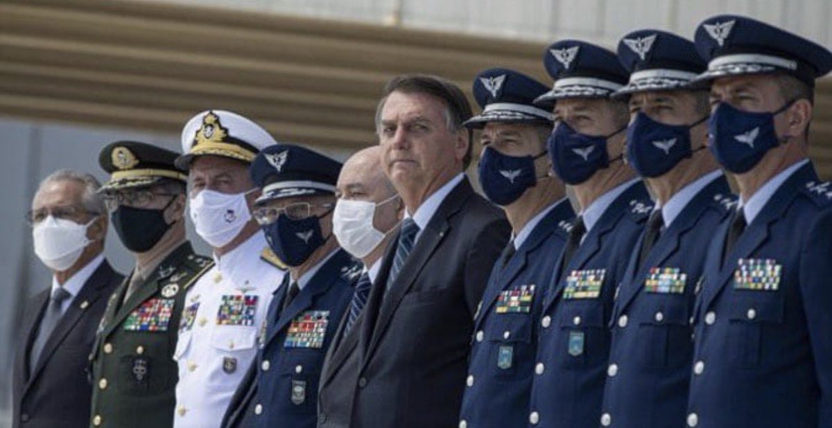 MedicoLiberdade's tweet photo. Nessa foto existe 1 pessoa sensata.

O restante eram usuários de máscara de pano.

HAHAHAHAHAHAHAHAHA BICHO!!! MÁSCARA DE PANO!!! HAHAHAHHAHAHAHAHHAHAHAH E TINHA GENTE ATÉ COM MÁSCARA DE CROCHÊ!!! HAHAHAHAHHAHAHA https://t.co/MSVv0eyaaj