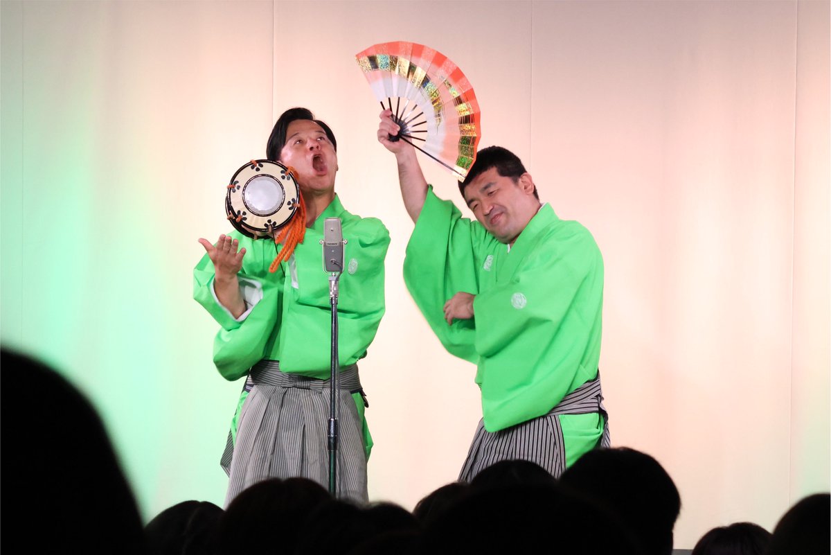 omiya_yoshimoto's tweet photo. 「 #八八すゑ祭り 寄席祭」🪭✨

ご来場・ご視聴ありがとうございました🙌🌸

すゑひろがりずの1日公演が開幕！！🔥

1公演目は、歓声・うちわ・ペンライト・キンブレOKで、
客席と舞台がひとつになったネタライブ🎉

・キンブレを知らないすゑひろがりず
・オープニングから景気よく三本締め👏
・ZAZYのネタ中にまさかの事態ですゑひろがりずが登場！？
など！

👥：すゑひろがりず／レイザーラモン／うるとらブギーズ／シマッシュレコード／イチキップリン／Everybody／ひょっこりはん／ZAZY

感想は #八八すゑ祭り で投稿お願します！

見逃し配信はこちらからチェック🔽 
https://t.co/jiQ15QKXlP