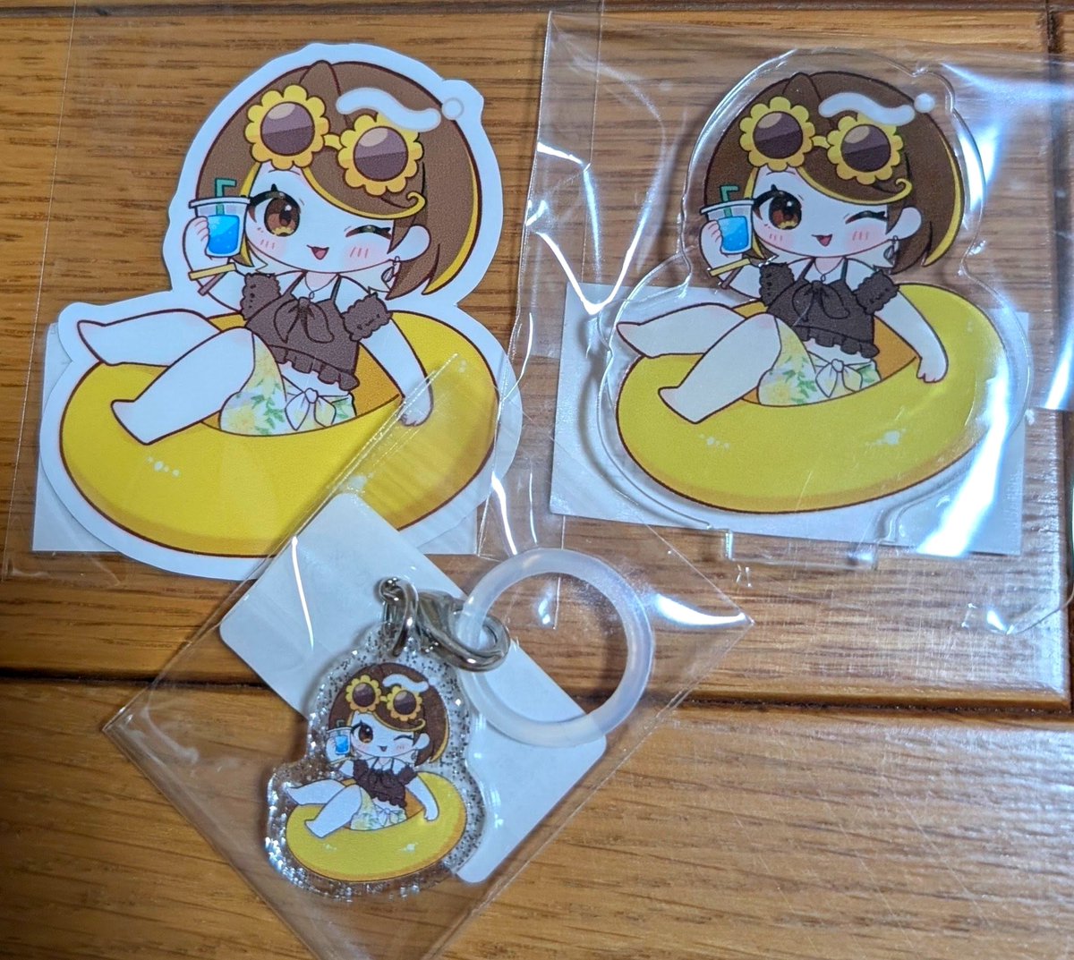 BatamonK's tweet photo. というわけでめじるしチャーム、スマホステッカー、アクリルスタンドが届きました🌻
配送予定よりも早く届いたのでありがたい〜
これで全てのアイテムが届いたので全員集合！
#maiこみゅ https://t.co/SPWZwxYtYV