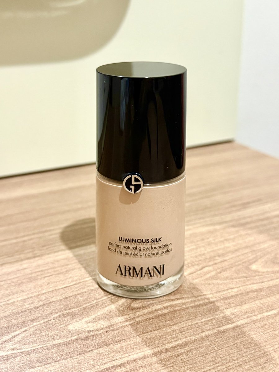 awaliiaaa's tweet photo. WTS preloved makeup❗️Luminous Silk Perfect Natural Glow Foundation❗️

💸850k 
✅shade 5
✅pemakaian 1x (krna kegelapan)
✅ORIGINAL 100% beli di store ARMANI PLAZA INDONESIA
✅Bisa oren

#zonauang  #zonajajan️️ https://t.co/7EowlOSWYi