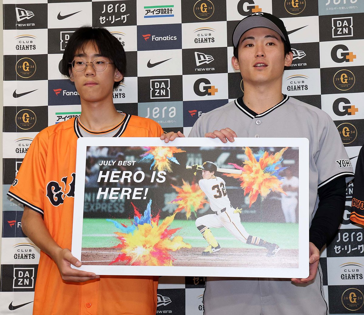 TokyoGiants's tweet photo. 7月度の「HERO IS HERE！月間ベストヒーロー賞」に選出された #井上温大、#浦田俊輔 両選手✨

KIDS MEMBER会員から特別デザインの記念パネルが贈呈されました👍
https://t.co/WGKyCDqAQQ https://t.co/blxo4ytQt2