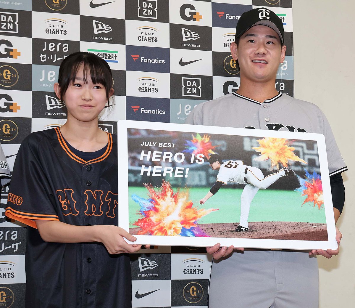 TokyoGiants's tweet photo. 7月度の「HERO IS HERE！月間ベストヒーロー賞」に選出された #井上温大、#浦田俊輔 両選手✨

KIDS MEMBER会員から特別デザインの記念パネルが贈呈されました👍
https://t.co/WGKyCDqAQQ https://t.co/blxo4ytQt2