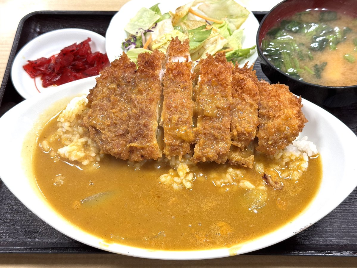butabest's tweet photo. 田端駅から少し歩いたところにある動坂食堂さんでカツカレーをいただきました。
こちらの食堂は、煮魚、お刺身、フライ、炒め物からハンバーグまで、種類豊富なメニューが並びます。
カツカレーは、ボリューミーで愛情たっぷりなおふくろの味。
味噌汁とサラダも付いてます。
おいしかった〜！ https://t.co/A99PGnbC3b
