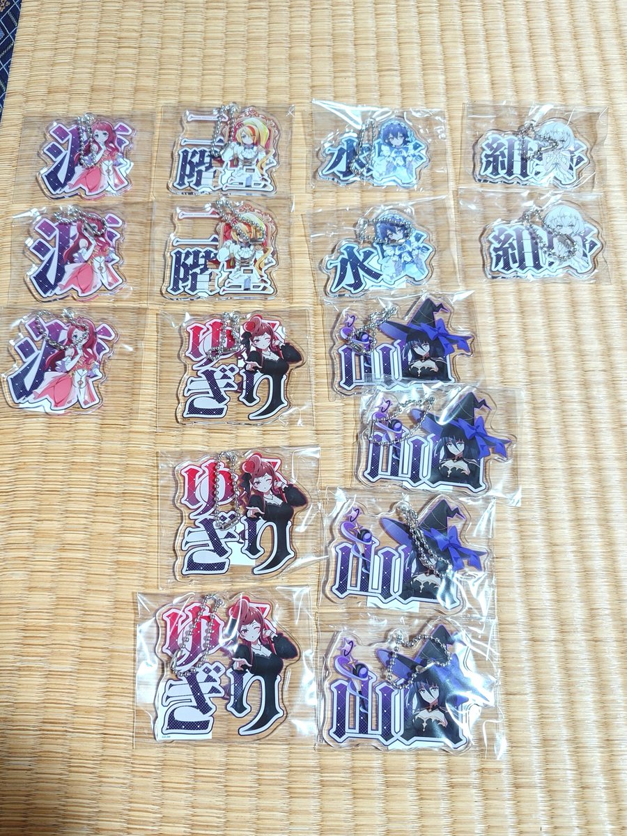交換希望】 ラッフルくじの景品 ○アクスタ (求)愛、純子 (譲)さくら