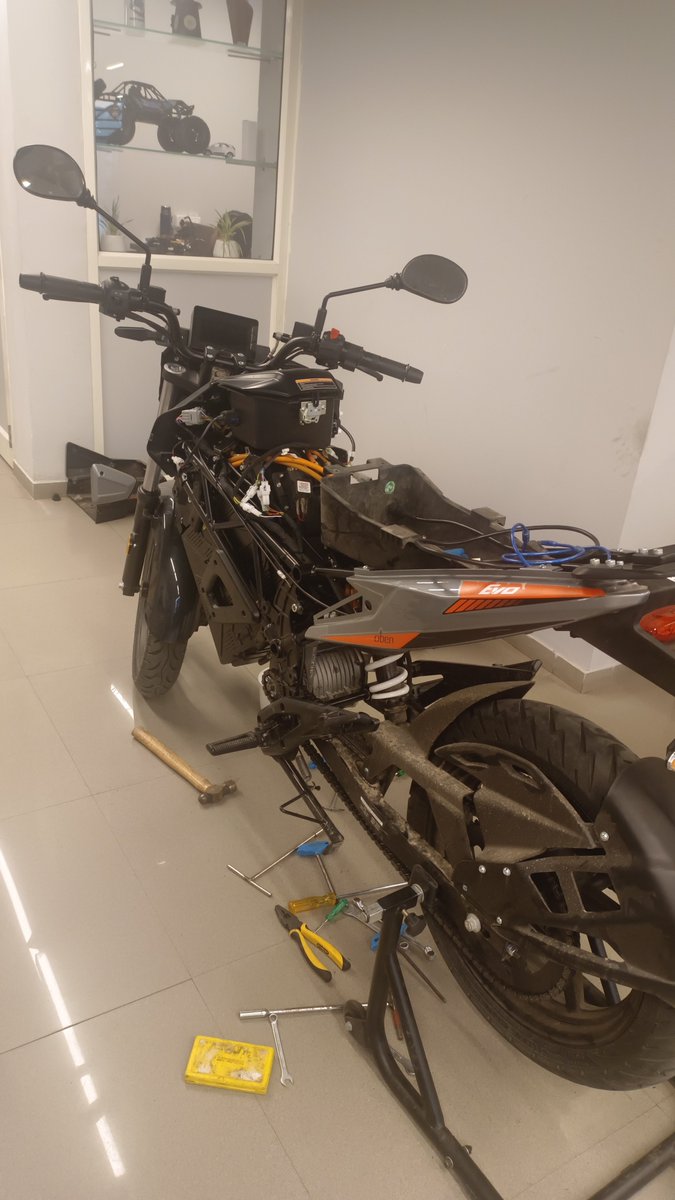vijay_s_desai's tweet photo. @ObenElectric @madhumitagrawal Booked Rorr EVO in May. 1st Gujarat delivery on 27 Jul. Bike stopped charging after from 31 Jul, it’s at Ahmedabad showroom since. With 5 yr comprehensive warranty & Zone manager involved, team is unable to find & solve the fault after a week.
#oben https://t.co/bcR9AU2Hwc