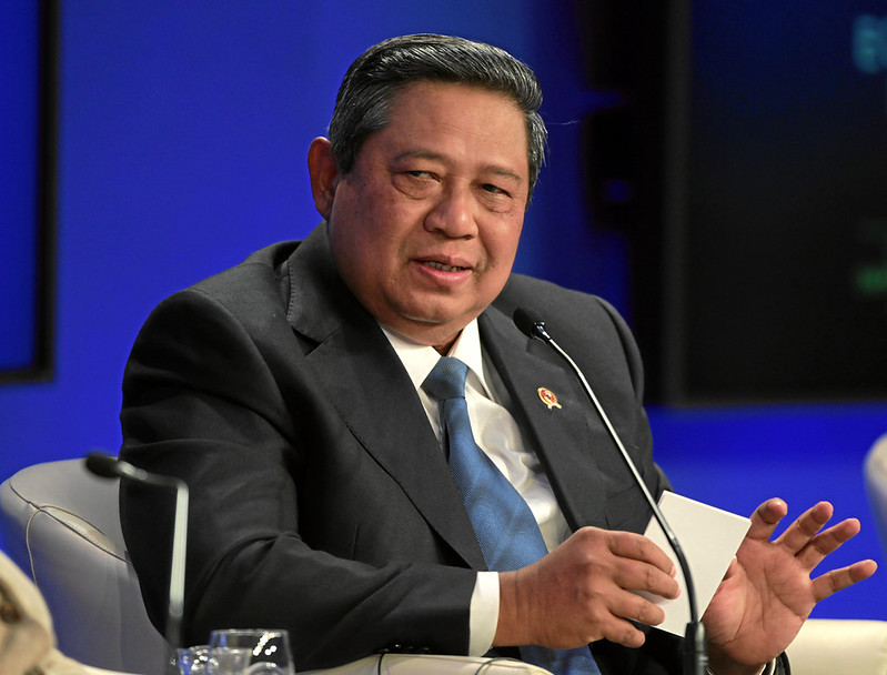 abulmuzaffar10's tweet photo. Di tengah pelemahan ekonomi dan ancaman krisis global seperti sekarang..

Pemerintah harusnya tiru Presiden SBY
Pas tahun 2009 (dan tentunya setiap tahun), SBY menaikkan gaji ASN sebesar 15%

Hasilnya? Pertumbuhan ekonomi Indonesia di tahun 2009 memang jatuh ke 4,64%

Tapi kemudian naik secara konsisten di atas 6% dari tahun 2010–2012. 

Naiknya gaji ASN, guru, dan nakes itu bagus buat meningkatkan daya beli rakyat.

Pasalnya, mereka semua kalau naik gaji pasti belanja gila-gilaan di mal, pasar, UMKM, dan berwisata.

Akhirnya apa? Duit jadi berputar di masyarakat kecil.

Pertumbuhan ekonomi Indo bisa ditopang oleh konsumsi besar-besaran untuk sementara, sambil kita membangun industrialisasi pelan-pelan. 

Kalau pemerintah cuma bikin MBG dan KDMP..

Duit itu hanya akan berputar di pengusaha SPPG dan pengurus koperasi. 

Belum tentu sampai ke rakyat kecil. 

FOTO 1: FLICKR
FOTO 2: IlustrasI AI