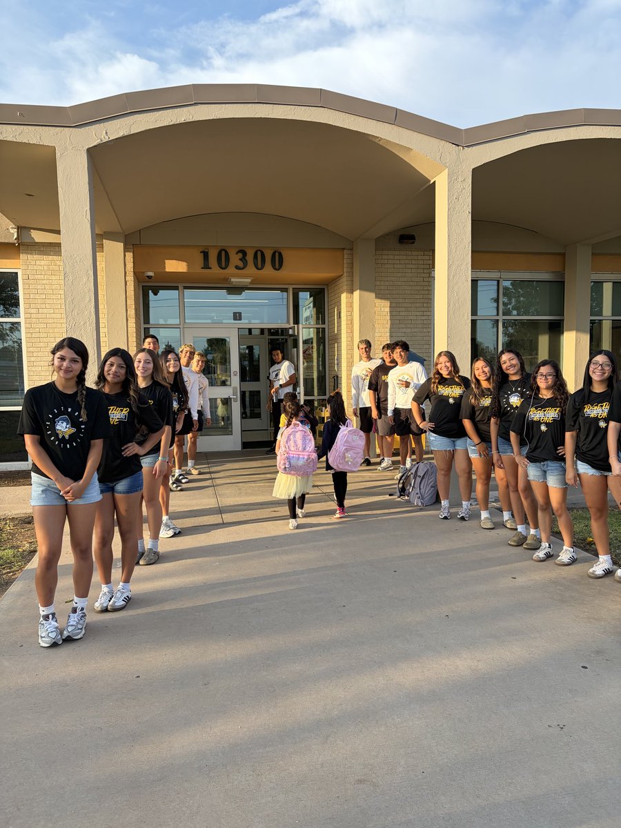 BrianoChristina's tweet photo. Grandmas, coaches, softball girls, wrestlers—all showing up to welcome our Roadrunners! 💙💛
Different faces, one thing in common: Our People, Our Community 🫶
#TheRoadrunnerWay. Juntos Adelante!
@EdgemereSchool @jdoporto_yisd @ebarrientos5 https://t.co/l6EzyNrM9T