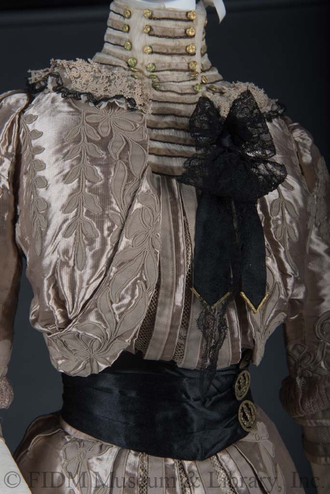plummie9's tweet photo. Vienna
Drécoll

Evening dress, 1896-98

Silk satin, wool felt &amp; silk chiffon
@FIDMMuseum 
#fashionhistory https://t.co/WbHmbEP7Cn