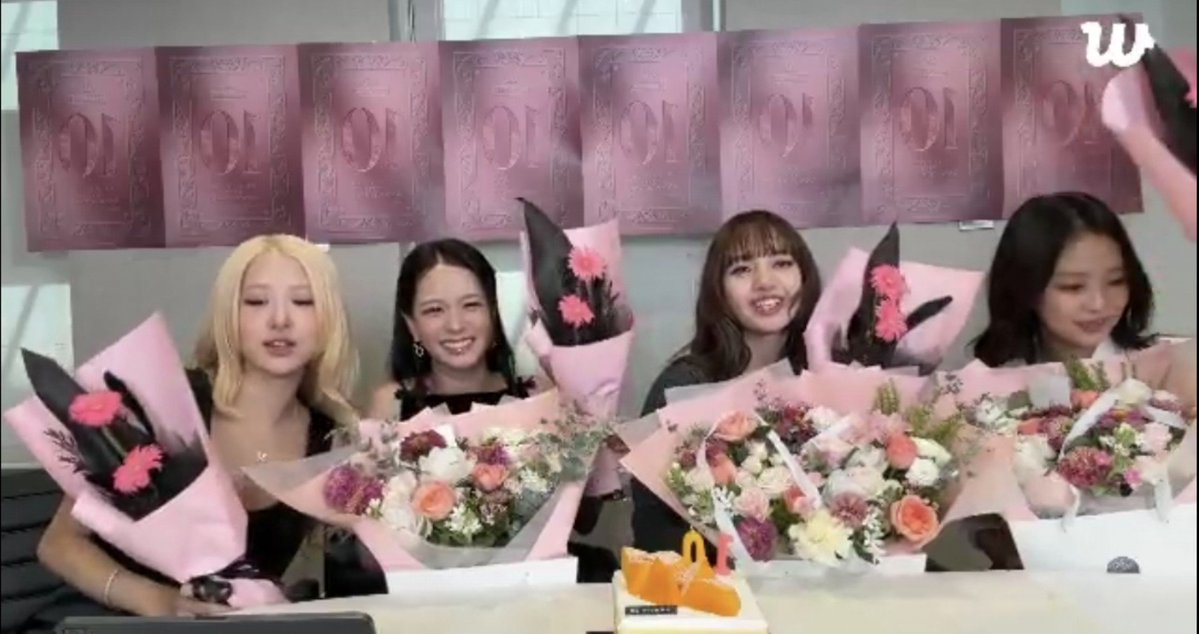 BLACKPINKBRASIL's tweet photo. Rosé levou bolo e um buquê de rosas para Jennie, Jisoo e Lisa 😭🫶🏻

#BLACKPINK @BLACKPINK https://t.co/qZsidL49l1