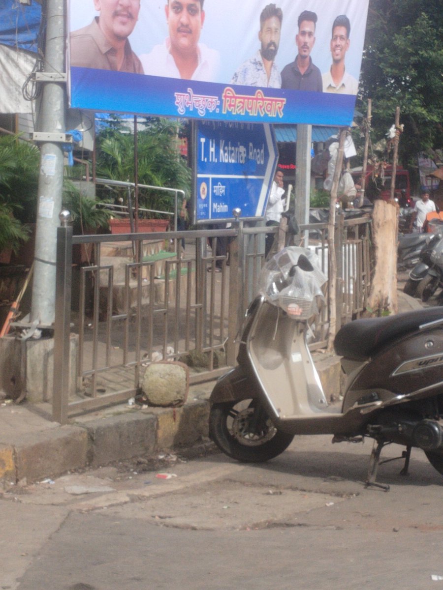 mumbaimatterz's tweet photo. Whoever is this person, he and his cronies have defaced the entire @mybmcwardGN with #illegalbanners since last 2 days and there is no sign of it being torn down. 

What's going on @mybmc @MumbaiPolice @AshwiniBhide? https://t.co/IEzHwV0ffk