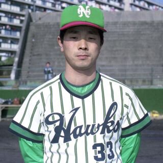 spellseijin12's tweet photo. #甲子園　

白樺学園のトリプルストライプ、既視感があるな、と思ったら1980年頃一時期だけ使用した南海ホークスの縦じまユニフォームだった。 https://t.co/PwJRz6Wqop