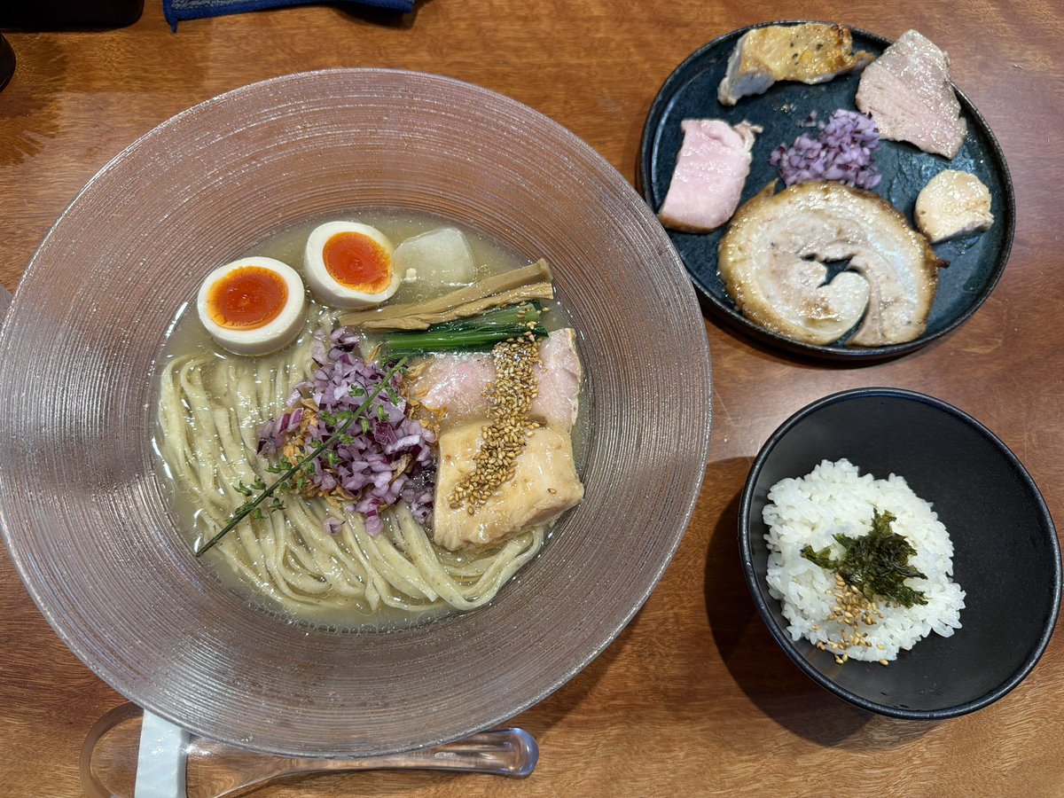 urbanlegendlvr's tweet photo. 📍麺屋 さくら井(三鷹)
🥢味玉冷やしらぁ麺 お茶漬けセット
🥓チャーシュー5種盛ハーフ

冷やしでも煮干し出汁の旨み充分🤗鶏出汁氷で味変と最後までスープ薄まらず頂ける一杯は満足度高め🤔バラ肉のチャーシューが抜群に美味い☺️やはり名店！美味すぎごちそうさまでした🍜

#ラーメン
#らーめん https://t.co/t8e1NoQvzO