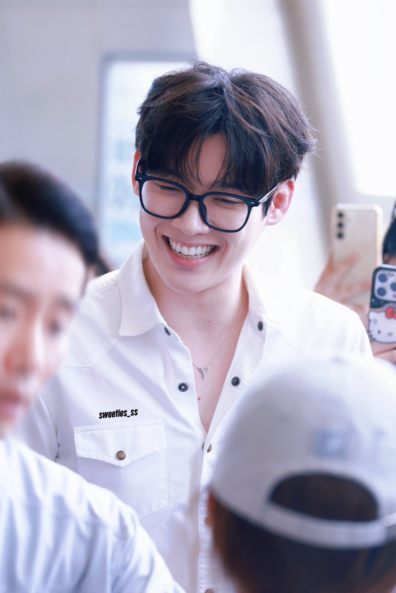 sweeties_ss's tweet photo. #kimyoonsik #김윤식
#金允植 #검사실의제안 

260808 인천 출국 https://t.co/qvDqQbbPhN