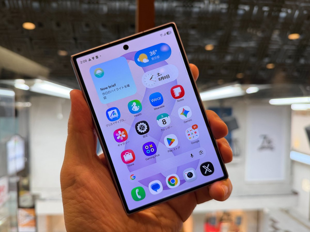 skyblue_1985jp's tweet photo. Galaxy Z Fold8、数日使い込んだけどとても良い。画面比率4:3（展開時）になったことで、画面サイズピッタリで使えるアプリが格段に増えた気がします。この余白の少ないフォルダブル体験がスタイリッシュでとても新鮮。

近いサイズ感に「Pixel Fold」が挙げられますが、重量、薄さ、スペック、操作性、ポケットの収納感まで全然違うのでパスポート型の印象が変わりました。もちろんSamsung DexやXREALとの相性もバッチリ。携帯性とエンタメ重視ならFold8 Ultraよりお勧めかも☺️