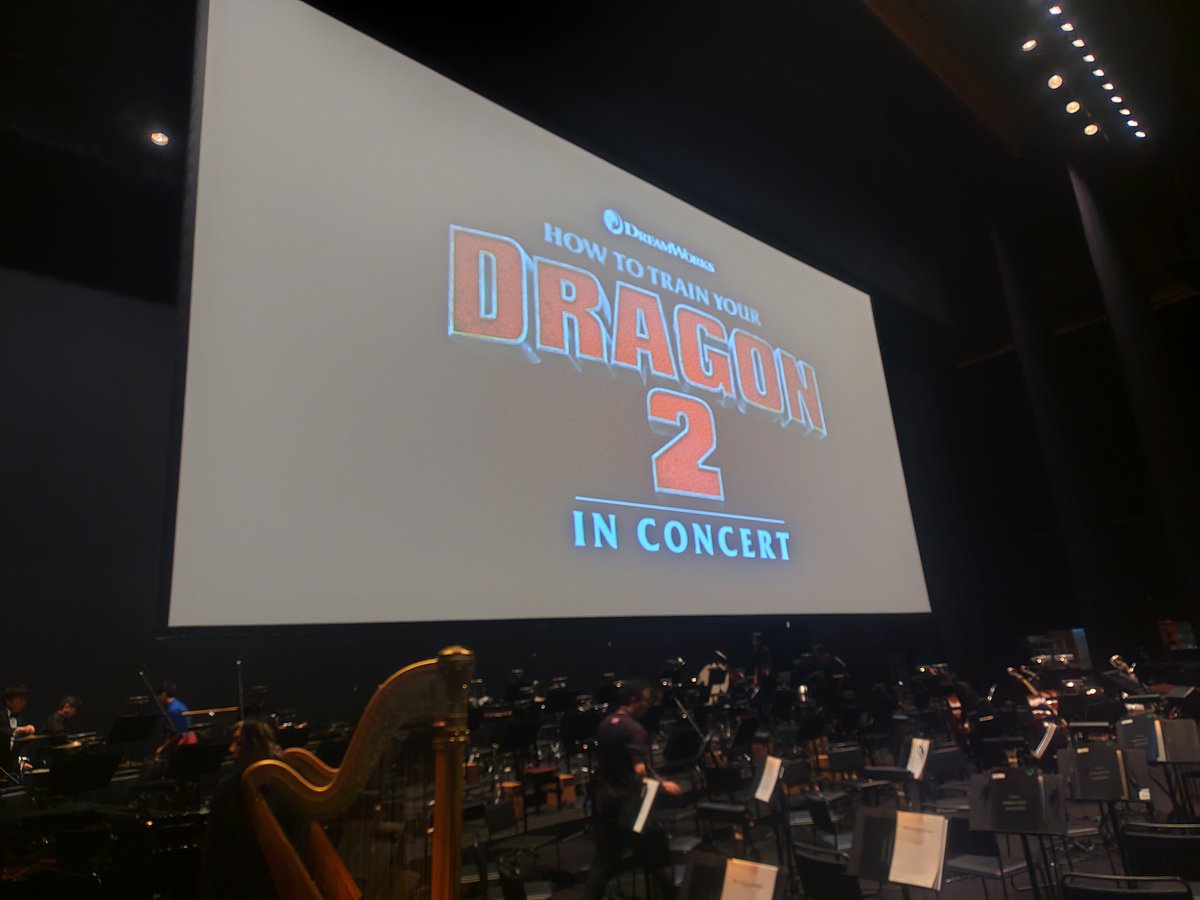 sasacond's tweet photo. ヒックとドラゴン2、シネオケ初演、たくさんのご来場ありがとうございました！！
ほぼずっと弾きっぱなしですが、いい曲たくさん🥲ストイックの弔いのシーンは指揮台で泣きそうだったー。

さて、気持ちを切り替えて🐉に乗った後は🦖に追われます。
なんて日だ！！😂 https://t.co/zpG64rwpil