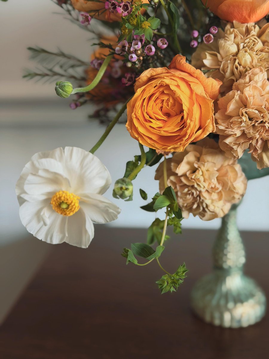 Tiny1Wildflower's tweet photo. Learning vintage orange floral arranging with others. https://t.co/oh6vF2rfa4