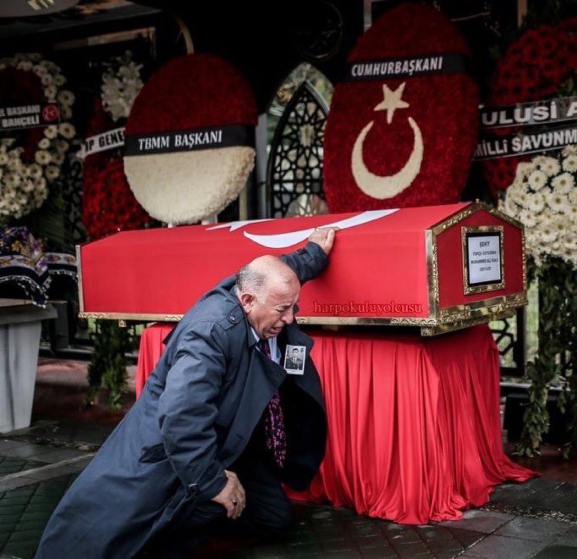 gokceeekatun's tweet photo. Dağ gibi bir baba, ‘’Oğlum’’ diyerek yıkıldı! https://t.co/icnnugGG8q