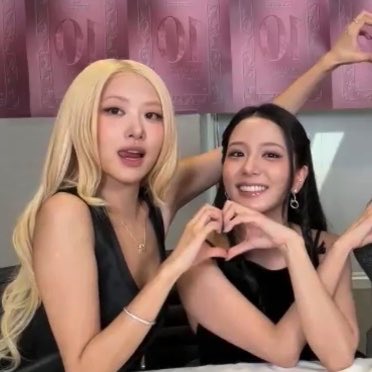 jpgchaesoo's tweet photo. LOOK AT THEM 😭 https://t.co/BQaWJzI31H