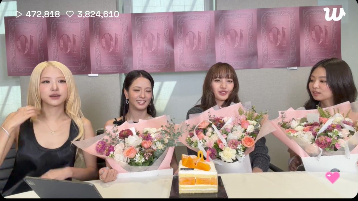 BP4ACES's tweet photo. Rosie got pinks flowers and cake as surprise 😭😭 https://t.co/7LVjqTokkt