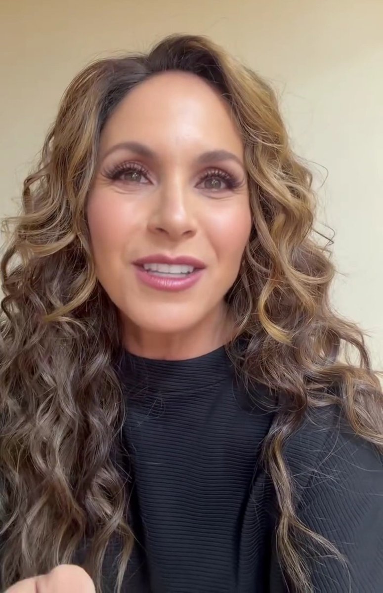Lucerolandiaa's tweet photo. El exceso de belleza que te cargas @LuceroMexico 
Lo que le sigue a Guapísima 😍🌟 https://t.co/LwpfeuVx89