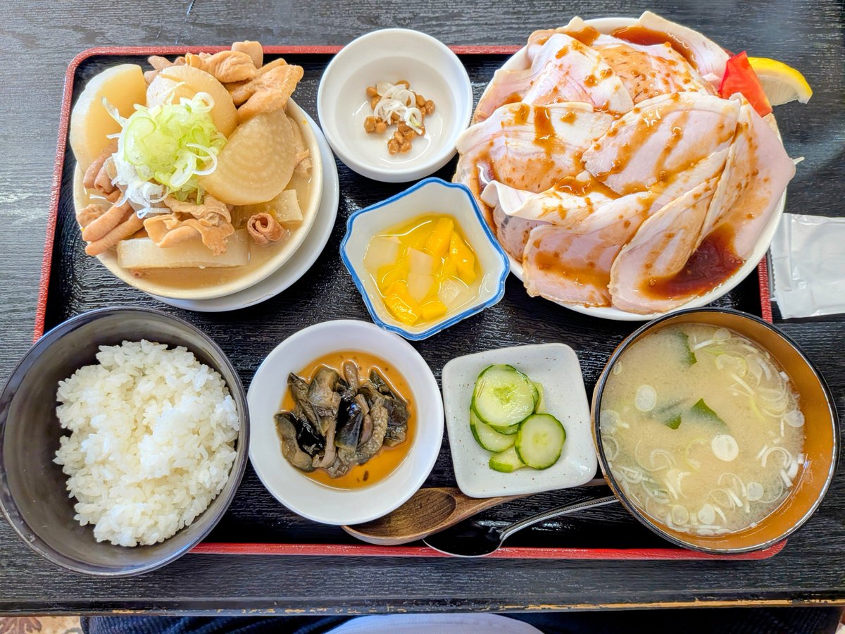 fukumasa_0211's tweet photo. ◯行方市　みのり食堂
◯なめがた御膳

夏休みDay２
⚾️試合の帰りに前から気になってたこちらに🤩
なめがた御膳はメインを１品〜３品まで選べる。
店員さんがお勧めするローストポーク＆もつ煮をチョイス👍
今日の⚾️相手打線より破壊力がある定食でした🤣旨かった〜♪

ごちそうさまでした😋 https://t.co/2KWz1PlwnP