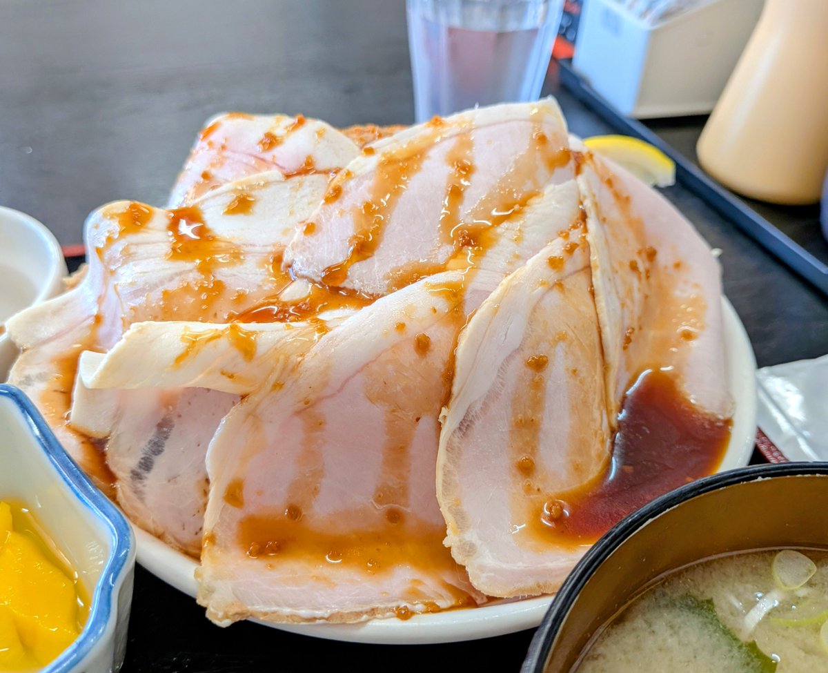 fukumasa_0211's tweet photo. ◯行方市　みのり食堂
◯なめがた御膳

夏休みDay２
⚾️試合の帰りに前から気になってたこちらに🤩
なめがた御膳はメインを１品〜３品まで選べる。
店員さんがお勧めするローストポーク＆もつ煮をチョイス👍
今日の⚾️相手打線より破壊力がある定食でした🤣旨かった〜♪

ごちそうさまでした😋 https://t.co/2KWz1PlwnP