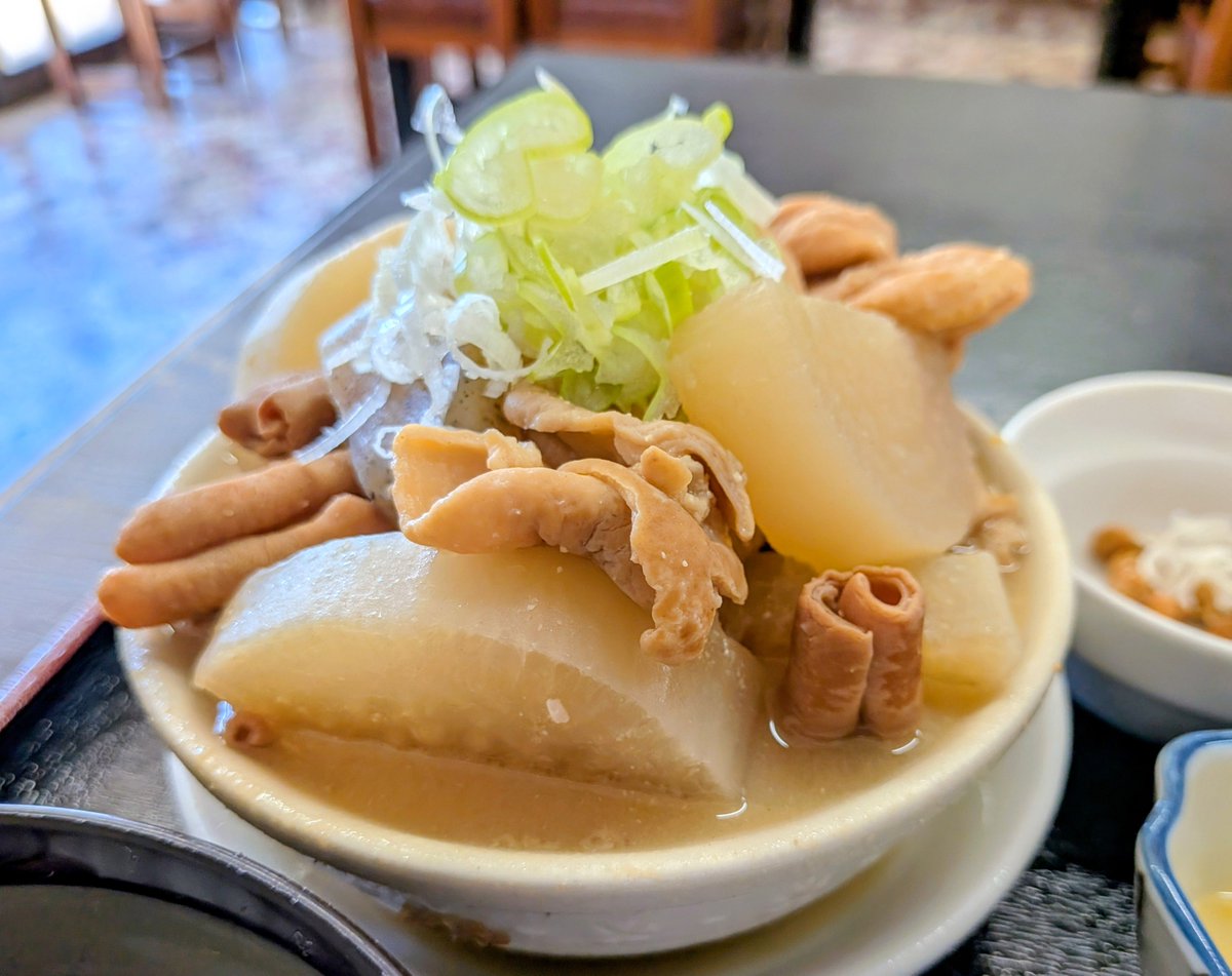 fukumasa_0211's tweet photo. ◯行方市　みのり食堂
◯なめがた御膳

夏休みDay２
⚾️試合の帰りに前から気になってたこちらに🤩
なめがた御膳はメインを１品〜３品まで選べる。
店員さんがお勧めするローストポーク＆もつ煮をチョイス👍
今日の⚾️相手打線より破壊力がある定食でした🤣旨かった〜♪

ごちそうさまでした😋 https://t.co/2KWz1PlwnP