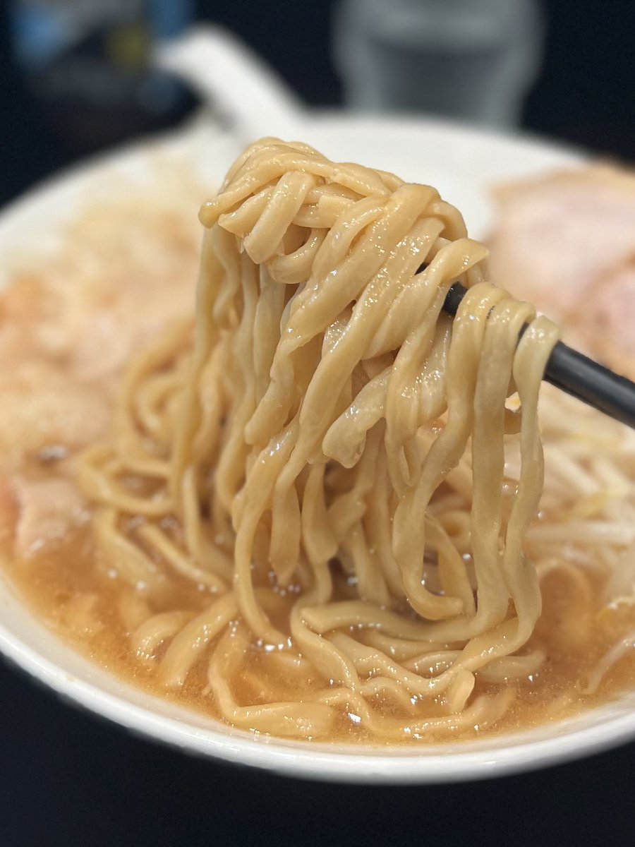 chakudon's tweet photo. 豚星。〜乳化〜@旗の台
小ラーメン+ニンニク少し+アブラ。豚風。が突如閉店。豚星。2ndブランドとして営業再開。エアコン故障中と2日目遅めの時間に訪問。中待ち10名程。奥激暑。席手前ロットで安堵。大塚さん自らオペのド乳化濃厚二郎スープ。うますぎる〜〜〜〜〜。濃さの中に洗練さも感じる。 https://t.co/i7wBxeld9r