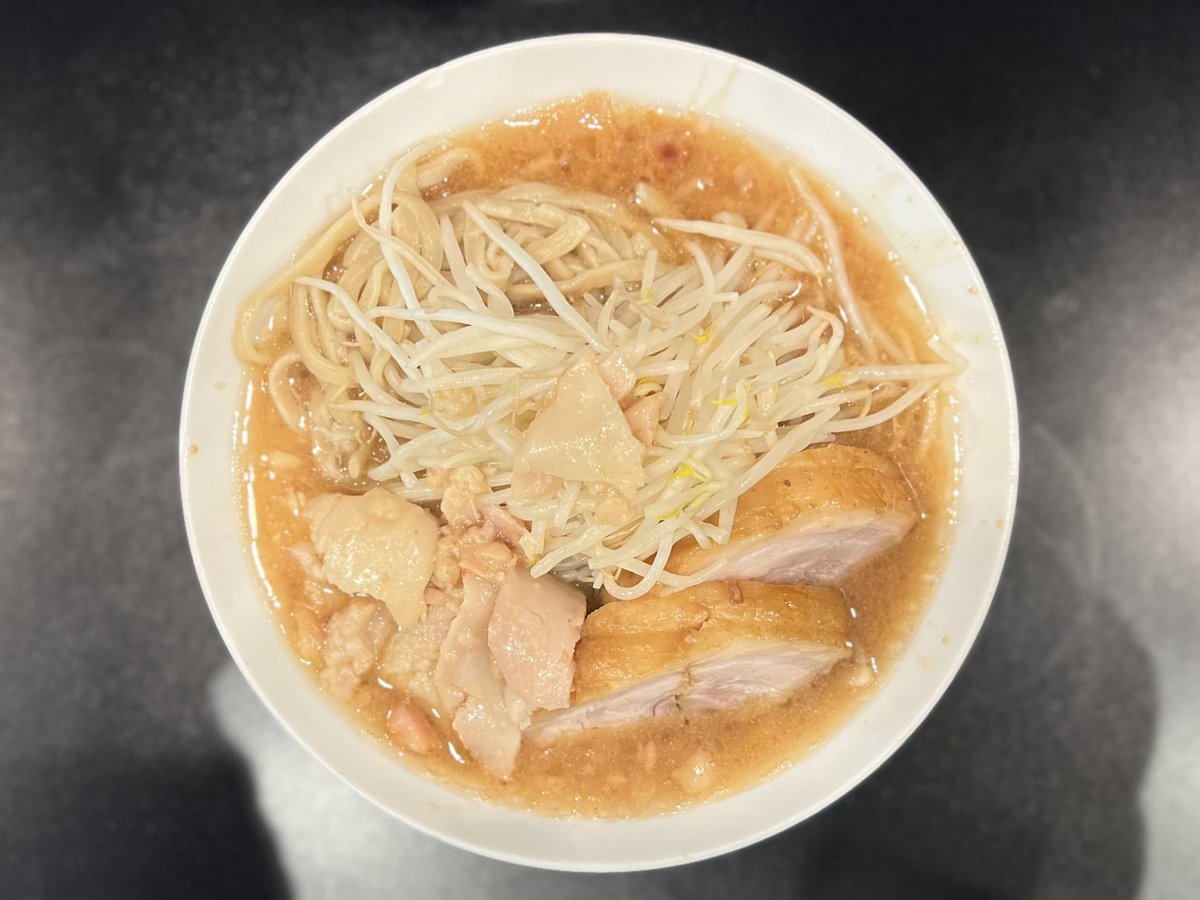 chakudon's tweet photo. 豚星。〜乳化〜@旗の台
小ラーメン+ニンニク少し+アブラ。豚風。が突如閉店。豚星。2ndブランドとして営業再開。エアコン故障中と2日目遅めの時間に訪問。中待ち10名程。奥激暑。席手前ロットで安堵。大塚さん自らオペのド乳化濃厚二郎スープ。うますぎる〜〜〜〜〜。濃さの中に洗練さも感じる。 https://t.co/i7wBxeld9r