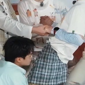 wdbbmmsjy's tweet photo. 感觉张极最大的xp就是张泽禹的手，没懂至今从未见过张极好好握住张泽禹的手，而是半牵，连这个肤色差都很恰到好处，很攻攻受受，而且每次都是张极包着托着张泽禹的手……这个颠一下很哥狗啊，张泽禹完全不动，如果是在床上做爱的时候张泽禹累到彻底动不了的情况下张极也会拉着他继续做下去的那种…… https://t.co/lRkIe37k7Z