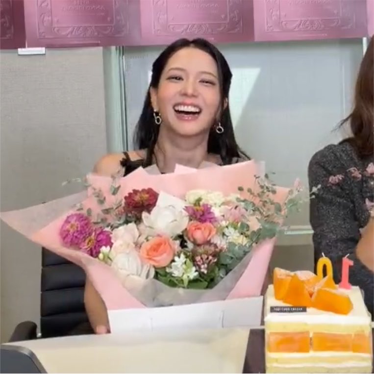 pawangdalgom's tweet photo. She is the happiest girl today 🥹🩷

Her smiles so bright today, jisoo never changes 😭 https://t.co/CoyUpRluRe