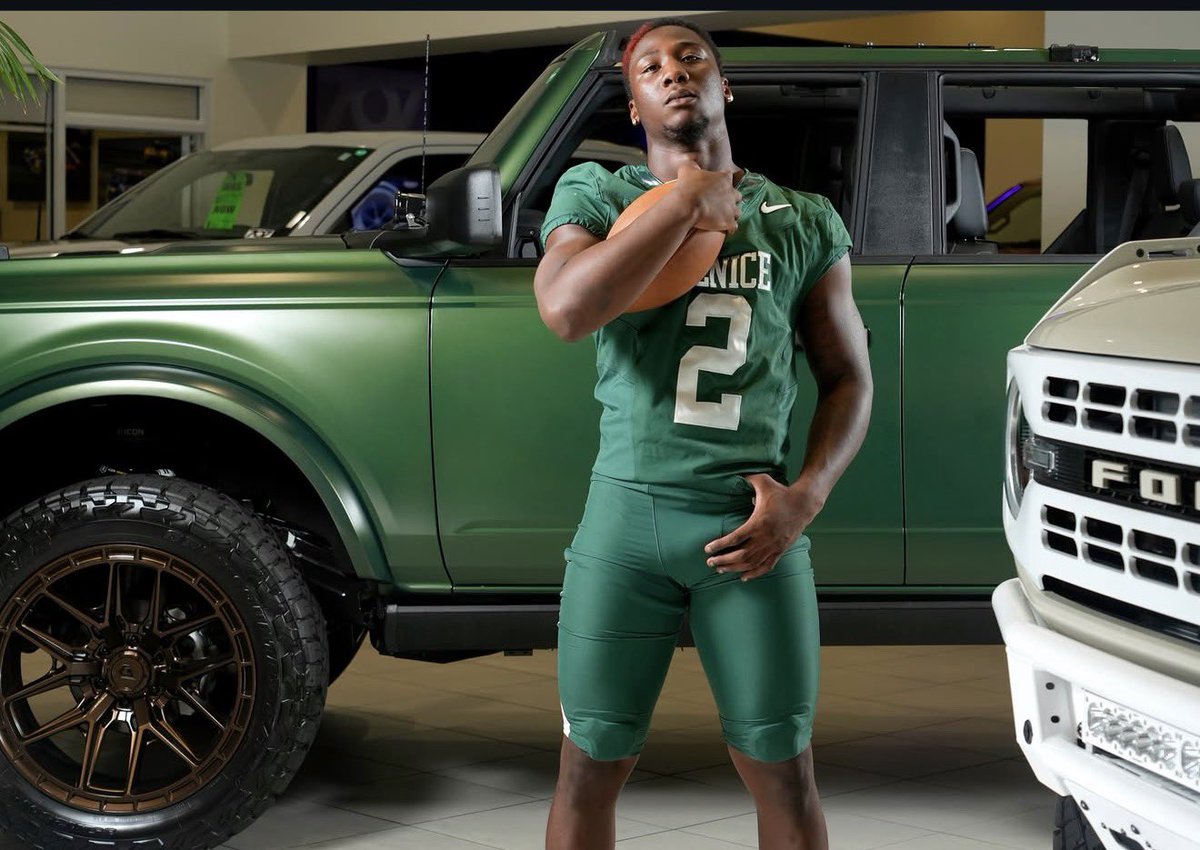 21GocrazyMacho's tweet photo. Senior year let’s goo!!! @VeniceIndianFB  @FIUFootball @tank_941_ @john_p34 #ItsJustDifferentHere https://t.co/EfxaMICP0C