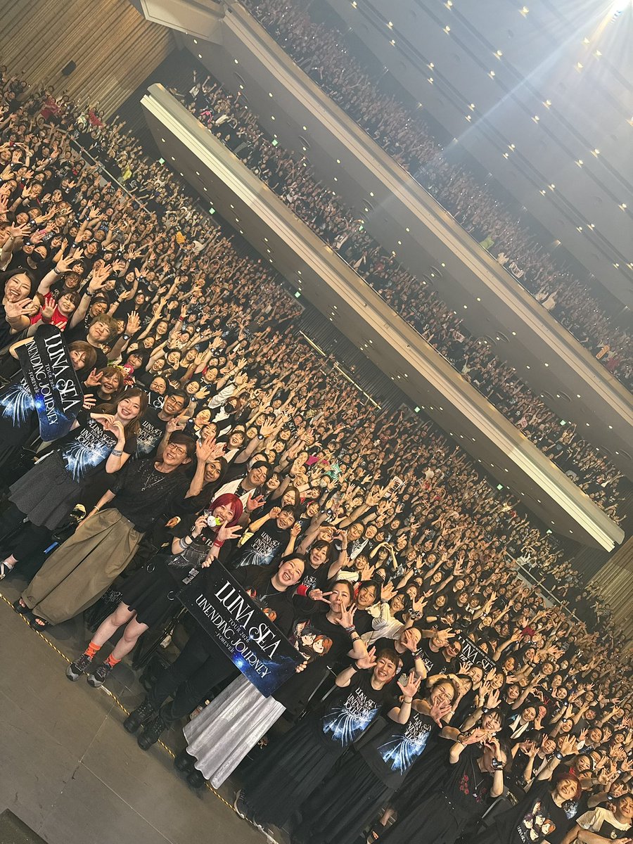 SUGIZOofficial's tweet photo. From Osaka with Love 0731.

１週間経っちゃいましたがUNENDING JOURNEYツアー 大阪公演Day2、
流石まごうことなき元祖第２の故郷大阪、みんな本当に最幸最狂でした。本当にありがとう。
次は12月、神戸に帰還するよ。

今日は２年ぶりの新潟公演。
完全にこの地でのホームである新潟県民会館。
更に上を目指して全力で臨みます。

そして熊本地震の被災地の一刻も早い復旧復興を心から祈りながら、
魂を込めてステージに立ちます。

みんな、思いを、祈りを重ねよう。

#LUNASEA
#UNENDINGJOURNEY_FOREVER　
#SUGIZO