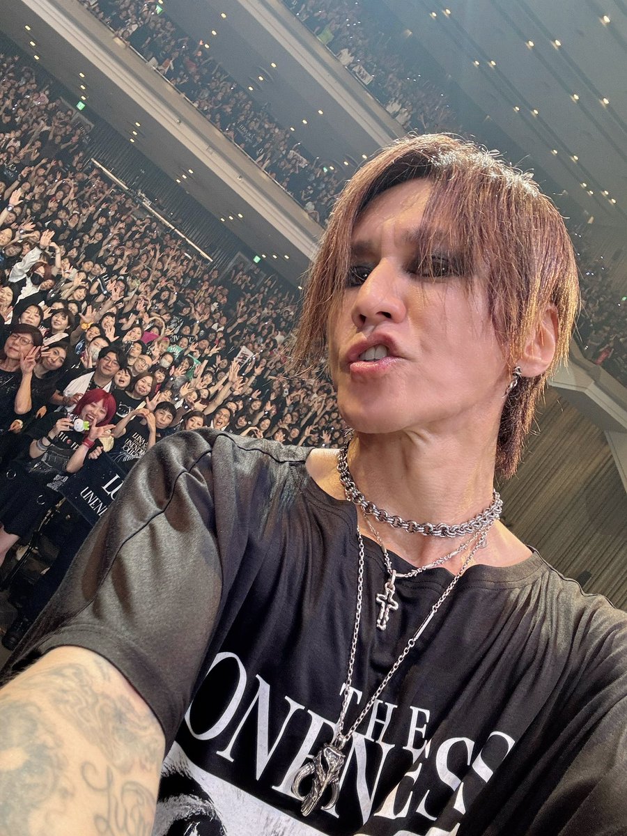 SUGIZOofficial's tweet photo. From Osaka with Love 0731.

１週間経っちゃいましたがUNENDING JOURNEYツアー 大阪公演Day2、
流石まごうことなき元祖第２の故郷大阪、みんな本当に最幸最狂でした。本当にありがとう。
次は12月、神戸に帰還するよ。

今日は２年ぶりの新潟公演。
完全にこの地でのホームである新潟県民会館。
更に上を目指して全力で臨みます。

そして熊本地震の被災地の一刻も早い復旧復興を心から祈りながら、
魂を込めてステージに立ちます。

みんな、思いを、祈りを重ねよう。

#LUNASEA
#UNENDINGJOURNEY_FOREVER　
#SUGIZO