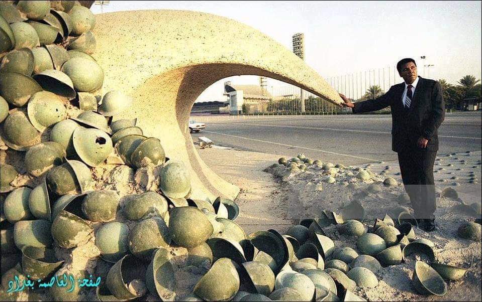 iamiLaythDad's tweet photo. هذه الخوذ هي خوذ جنود العدو الإيراني (٥٠٠٠ خوذة مثقوبة برصاص العراق)، تم جمعها من ساحات المعارك، ووضعها تحت قوس النصر عند مدخل ساحات الاحتفالات الكبرى في بغداد الذي تم بناءه بأمر صدام.. والرسالة هي: جماجمكم تحت سيوفنا.

والصورة الأخرى هي لنصوب قادة وشهداء الجيش العراقي على ضفاف شط العرب في إيران وهم يشيرون لإيران ويقولون: "من هنا يكمن الشر".

تم إزالة الخوذ وإزالة نصوب الجنود من قبل شيعة إيران الولائية السفلة بعد ٢٠٠٣.

#يوم_النصر_العظيم 🇮🇶
8.8.88