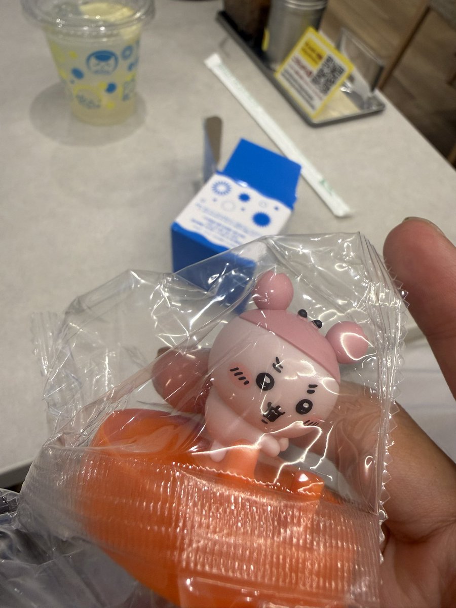 chocoama_'s tweet photo. CoCo壱生活1日目
なんかUFOキャッチャー500円入れたら1枚カード貰えたけど
剣を振りかざしてるらっこゲット https://t.co/aPypI7uLDg