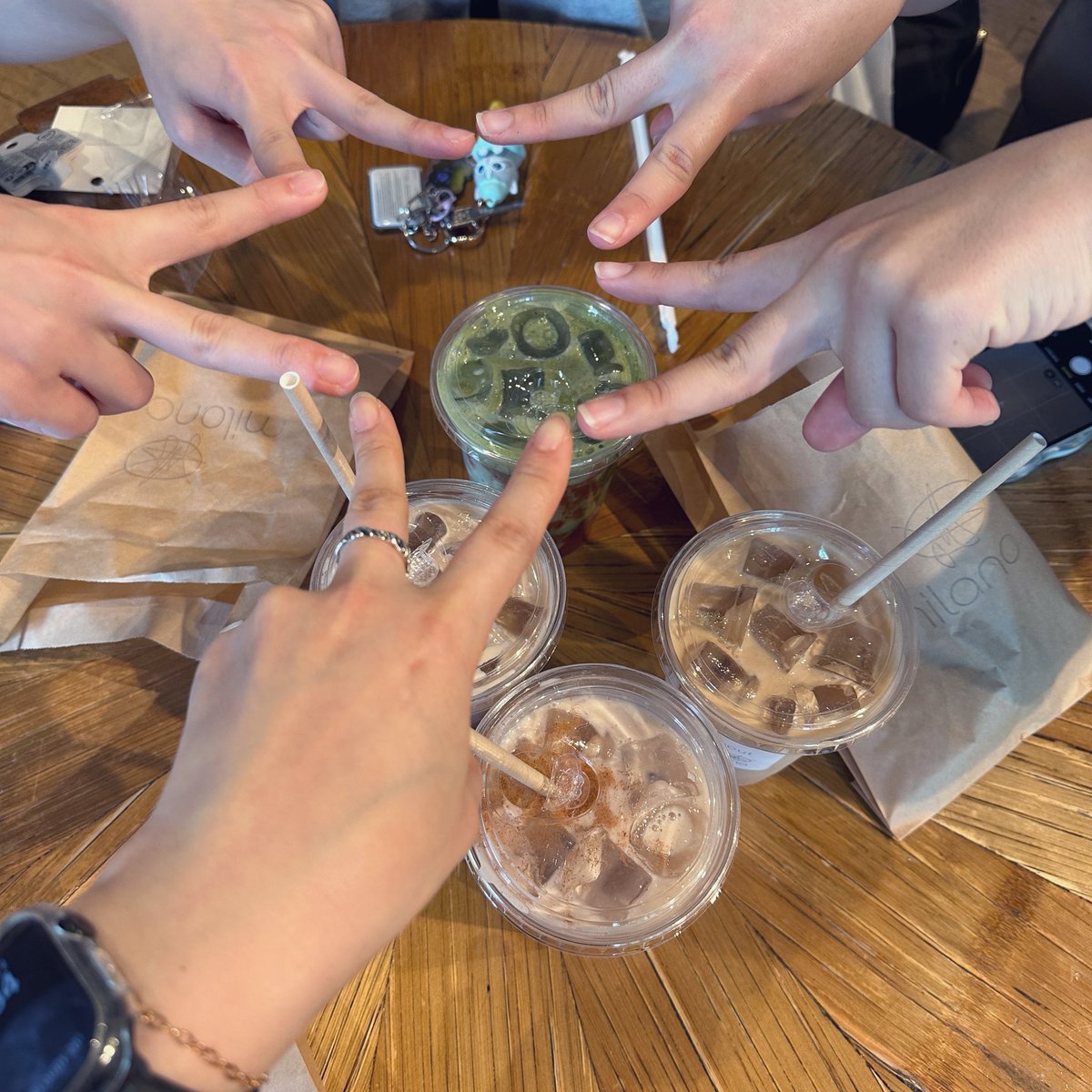 letmemeo's tweet photo. 친구들이 모두 아기들이지만 다들 착하고 긍정적이라 배울 점이 많다 🙆🏻‍♀️ https://t.co/wdDQAxC9kh