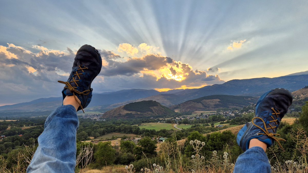 dgarrotix's tweet photo. Algú més que el cel de la #Cerdanya ahir la tarda-nit l'hagi fet caure de cul? 😉

#meteo #sky #storm #capvespre #sunset #atardecer #tempesta #cerdagne #coucherdesoleil https://t.co/EBzowxKc71
